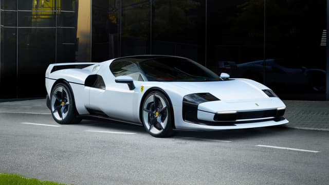 فيراري إس سي 40: سيارة فريدة تجمع بين إرث إف 40 والتقنية الهجينة الحديثة