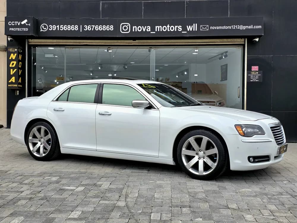 Used Chrysler 300C 5.7L V8 Luxury 2013