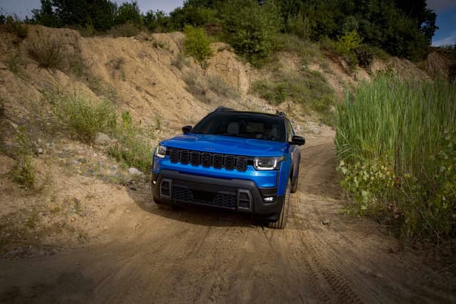 جيب شيروكي ٢٠٢٦ الهجينة: مراجعة شاملة للمواصفات والأسعار والمنافسين في الإمارات جيب شيروكي ٢٠٢٦ الهجينة: مراجعة شاملة للمواصفات والأسعار والمنافسين في الإمارات